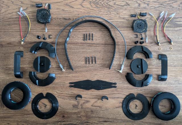 My(Amame) 3D printing a headset